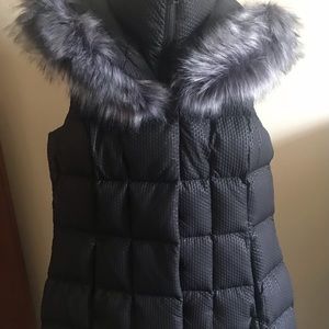 New never worn The Northface 600 fill Vest with detachable fur hood.